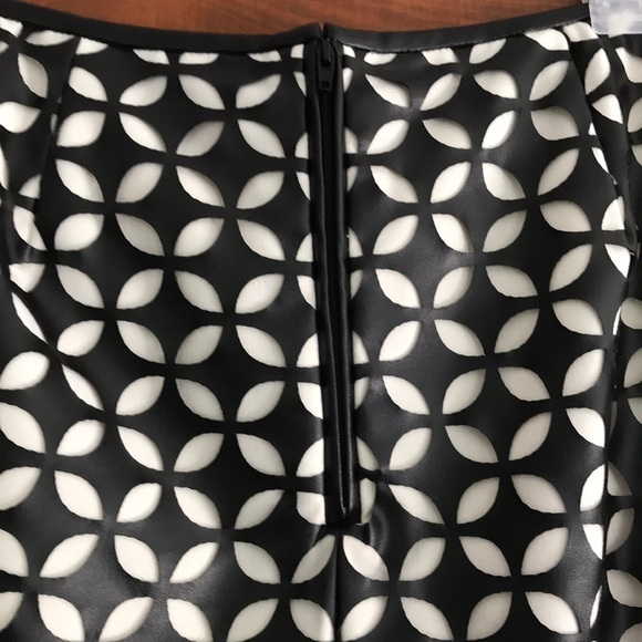 2/$50 VINCE CAMUTO Vegan Laser Cut Leather Skirt Size 6 - Picture 3 of 6
